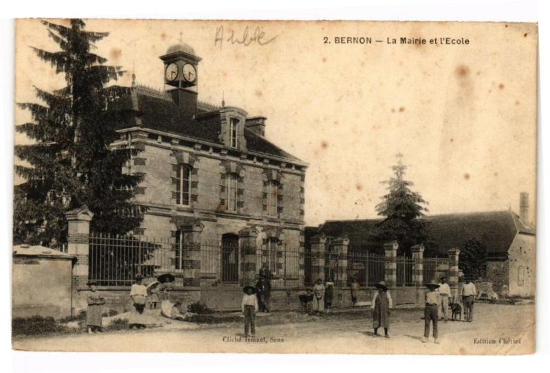 Carte postale ancienne Bernon - La mairie et l'Ecole à Bernon