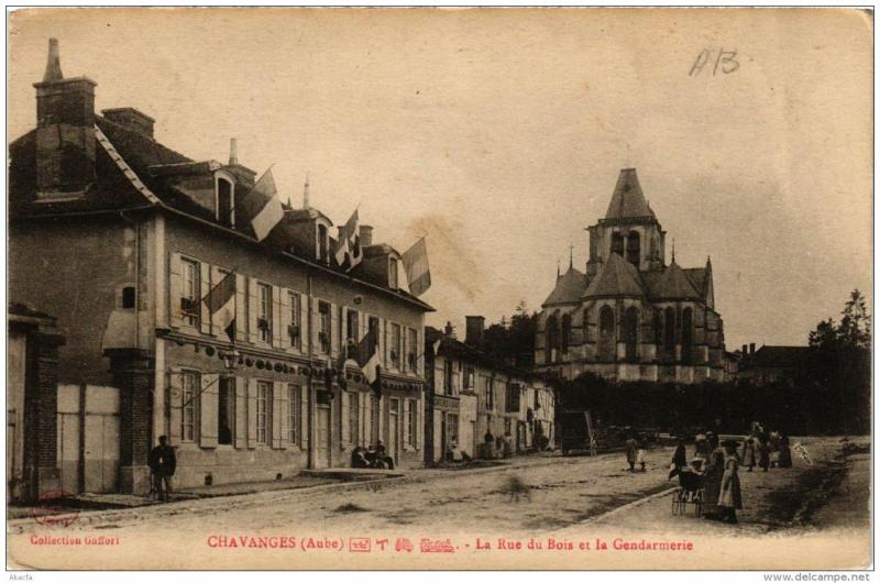 Carte postale ancienne Chavanges La Rue du Bois et la Gendarmerie à Chavanges