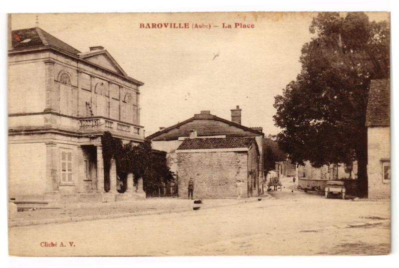 Carte postale ancienne Baroville - La place à Baroville