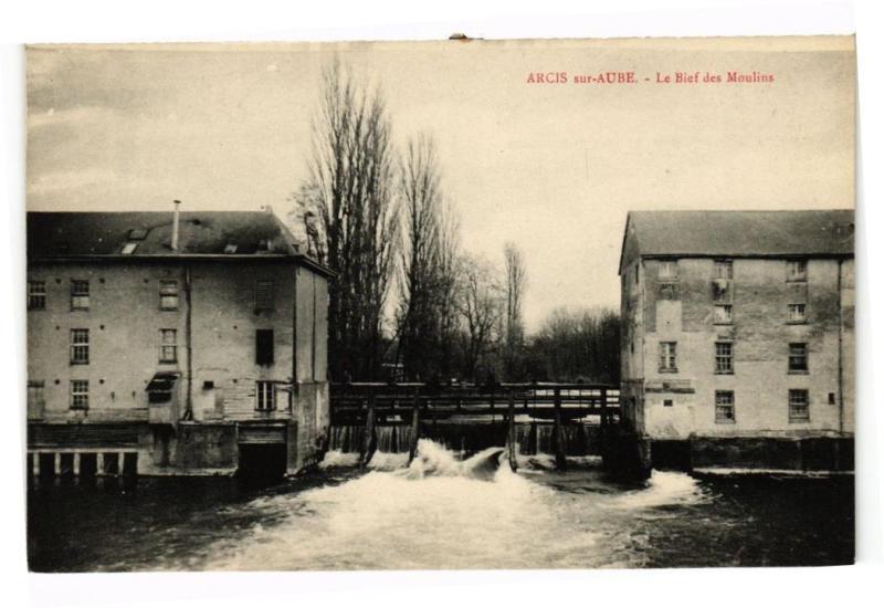 Carte postale ancienne Arcis-sur-Aube - Le Bief des moulins à Arcis-sur-Aube