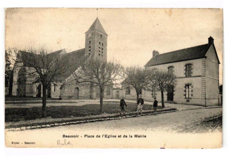 Carte postale ancienne Beauvoir - Place de l'eglise et de la mairie