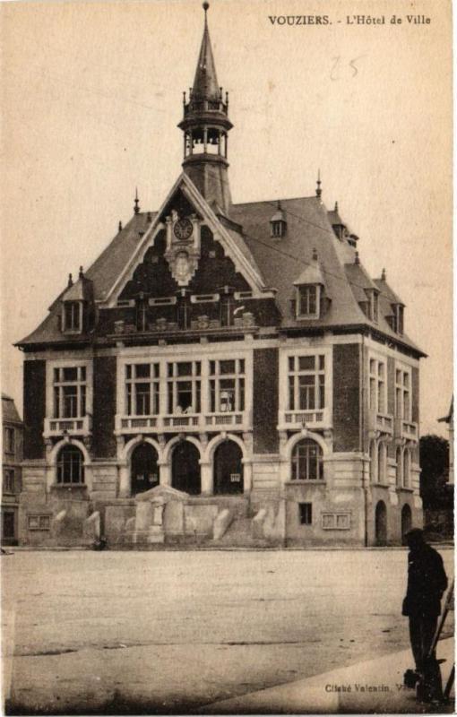 Carte postale ancienne Vouziers - L'Hotel de Ville à Vouziers