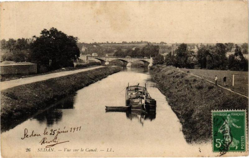 Carte postale ancienne Sedan - Vue sur le Canal à Sedan