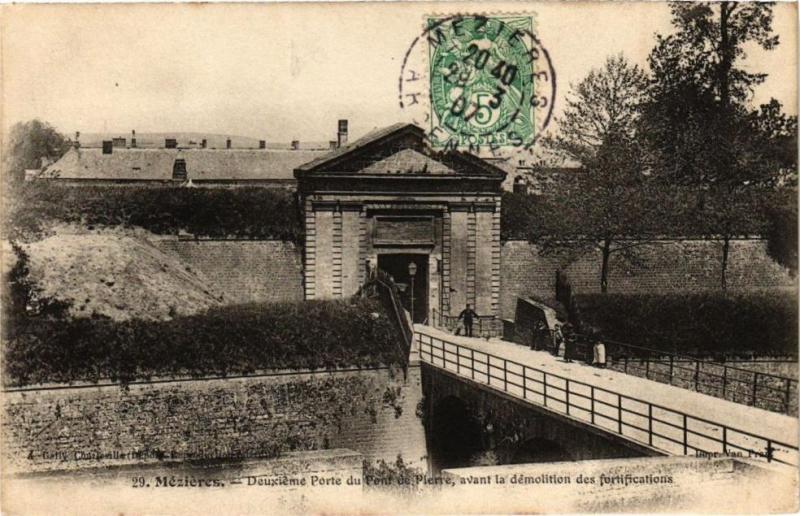 Carte postale ancienne Mezieres - Deuxiéne Porte un Pont de Pierre,avant la démolition...
