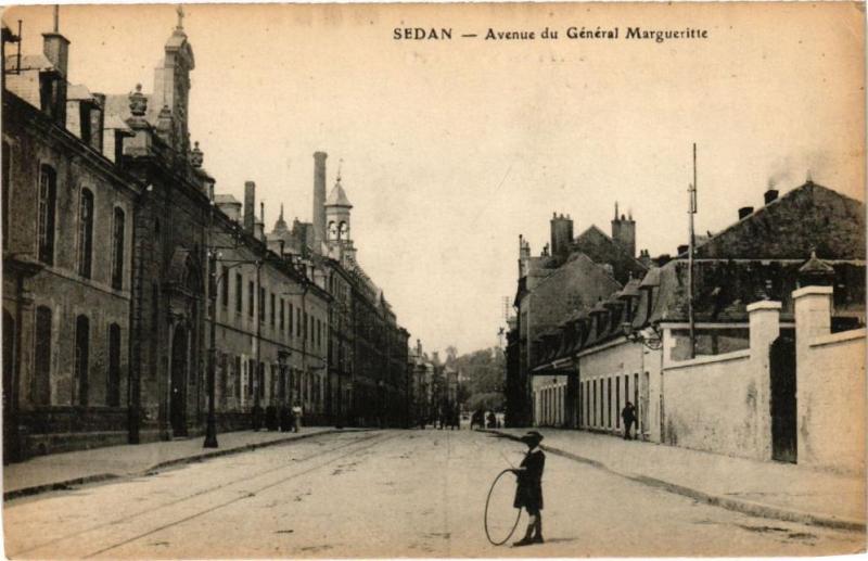 Carte postale ancienne Sedan - Avenue du Général Margueritte à Sedan