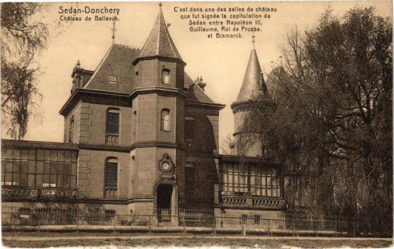 Carte postale ancienne Sedan - Donchery - Chateau de Bellevue - C'est dans une des salles à Sedan