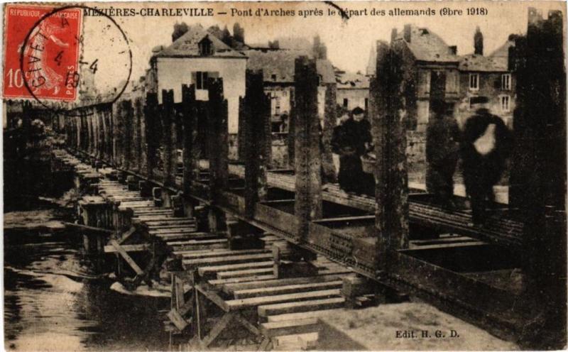 Carte postale ancienne Mezieres Charleville Pont d'Arches aprés le départ des allemande(224662)