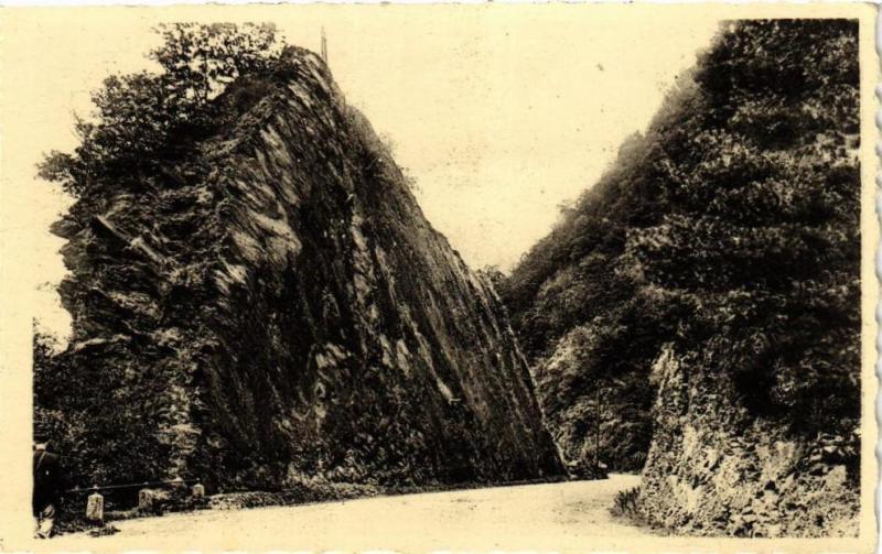 Carte postale ancienne Vallée de la Meuse - Revin - Roche a Faux sur la Route de Rocroi à Revin