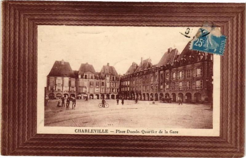 Carte postale ancienne Charleville - Place Ducale,Quartier de la Gare