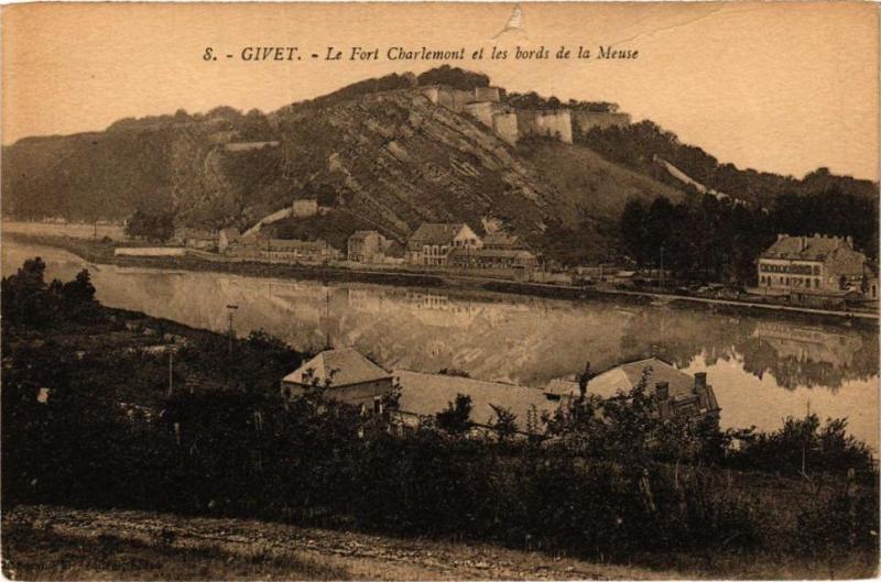 Carte postale ancienne Givet - Le Fort Charlemont et les bords de la Meuse à Givet