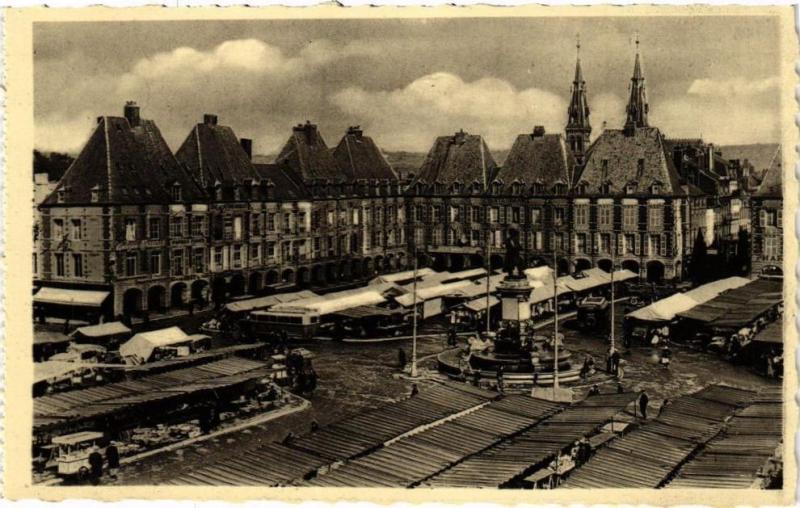 Carte postale ancienne Charleville - Place Ducale un jour de Marché