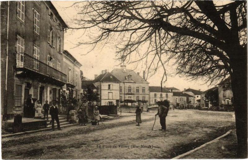 Carte postale ancienne La Place de Voisey à Voisey