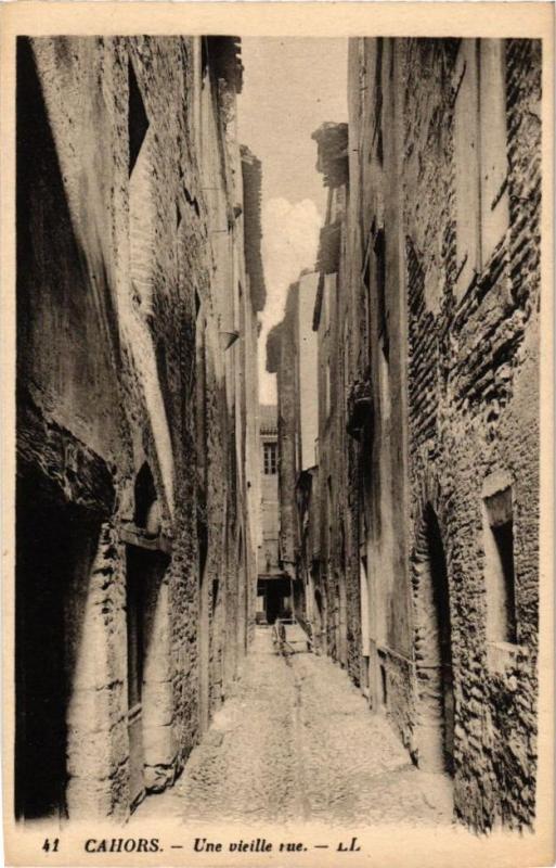 Carte postale ancienne Cahors - Une vieille rue à Cahors