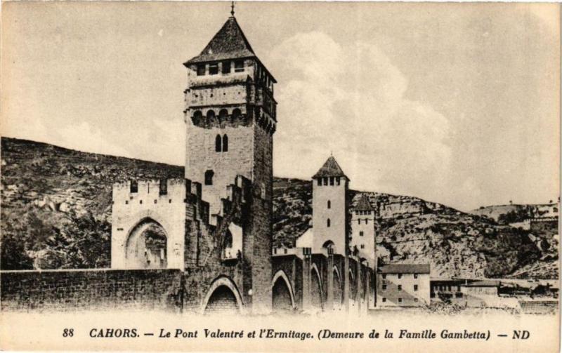 Carte postale ancienne Cahors - Pont Valentre et l'Ermitage Demeure de la Famille Gambett à Cahors