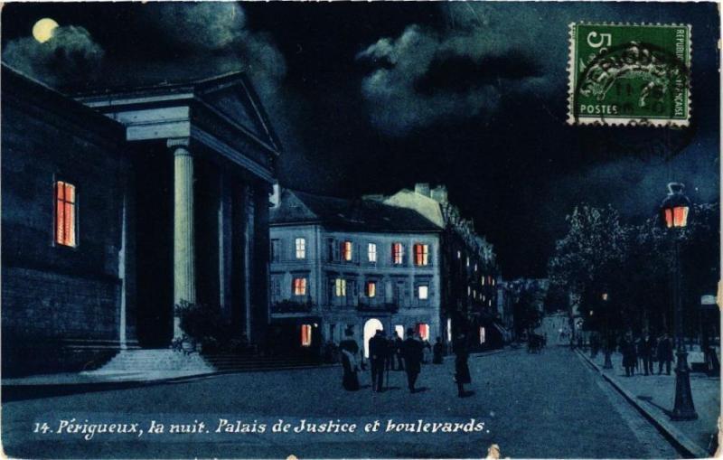 Carte postale ancienne Perigueux la nuit-Palais de Justice et boulevards