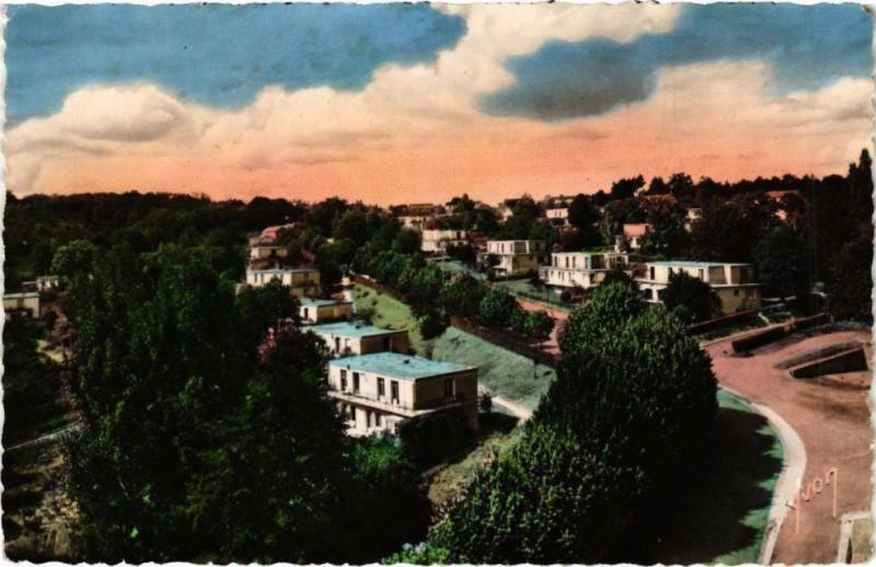 Carte postale ancienne Clairvivre-La partie haute du village vue des Magasins Généraux