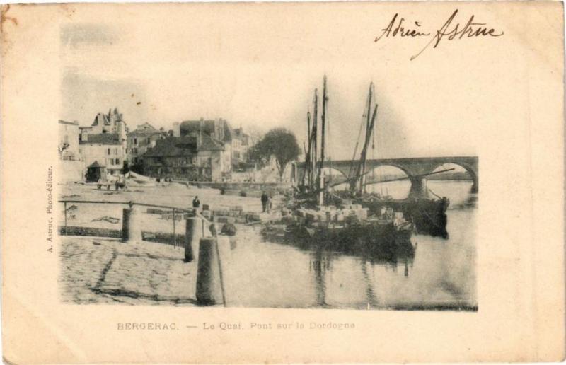 Carte postale ancienne Bergerac-Le Quai-Pont sur la Dordogne à Bergerac