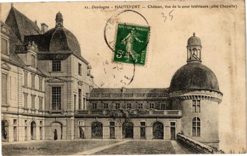 Carte postale ancienne Hautefort-Chateau vue de la cour intérieure à Hautefort