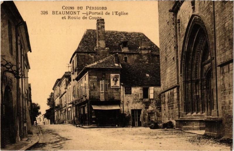 Carte postale ancienne Beaumont-Portail de l'Eglise et Route de Couze