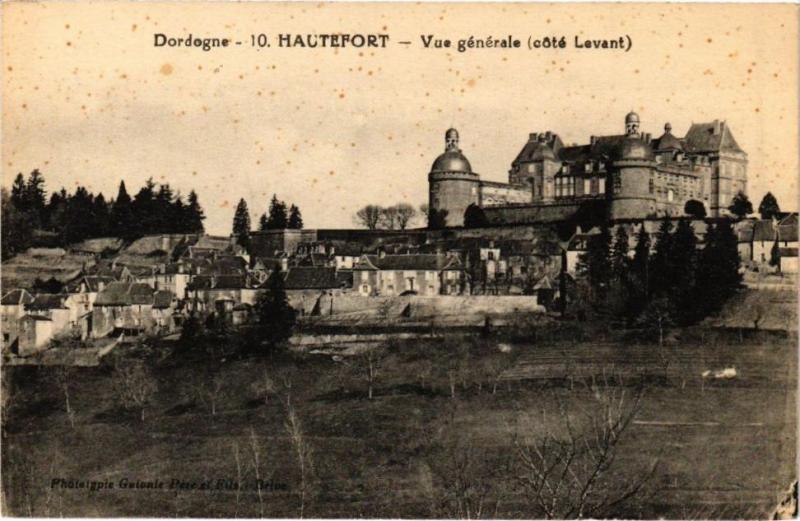 Carte postale ancienne Hautefort-Vue générale à Hautefort