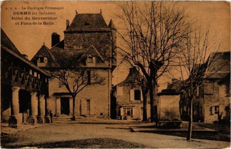 Carte postale ancienne Domme-Hotel du Gouverneur et Place de la Halle à Domme