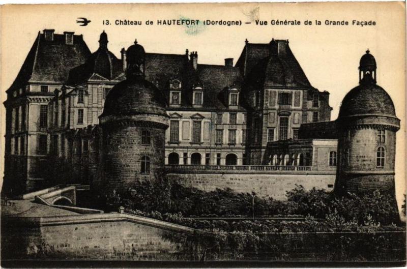 Carte postale ancienne Chateau de Hautefort-Vue générale de la Grande Facade à Hautefort