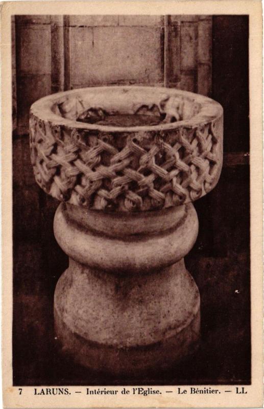 Carte postale ancienne Laruns - Interieur de l'Eglise - Le Benitier à Laruns