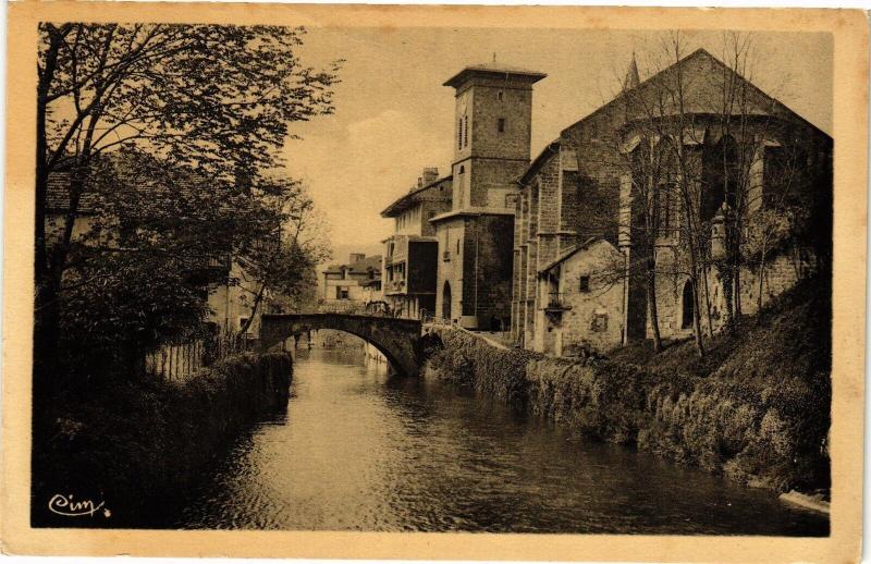 Carte postale ancienne Saint-Jean-Pied-de-Port - L'Eglise - Les Bords de la Nive à Saint-Jean-Pied-de-Port