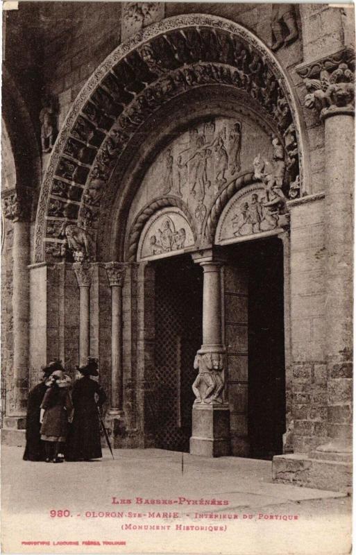 Carte postale ancienne Oloron-Sainte-Marie - Inrerieur du Portique à Oloron-Sainte-Marie