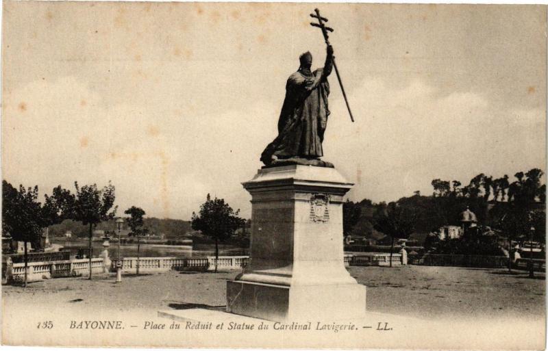Carte postale ancienne Bayonne - Place du Reduit et Statue du Cardenal Lavigerie à Bayonne