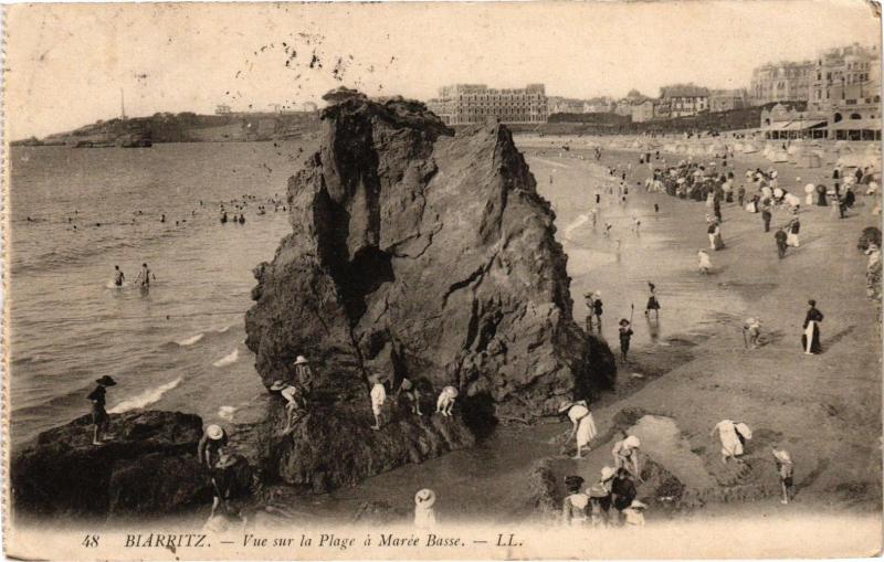 Carte postale ancienne Biarritz - Vue sur la Plage a Marée Basse à Biarritz