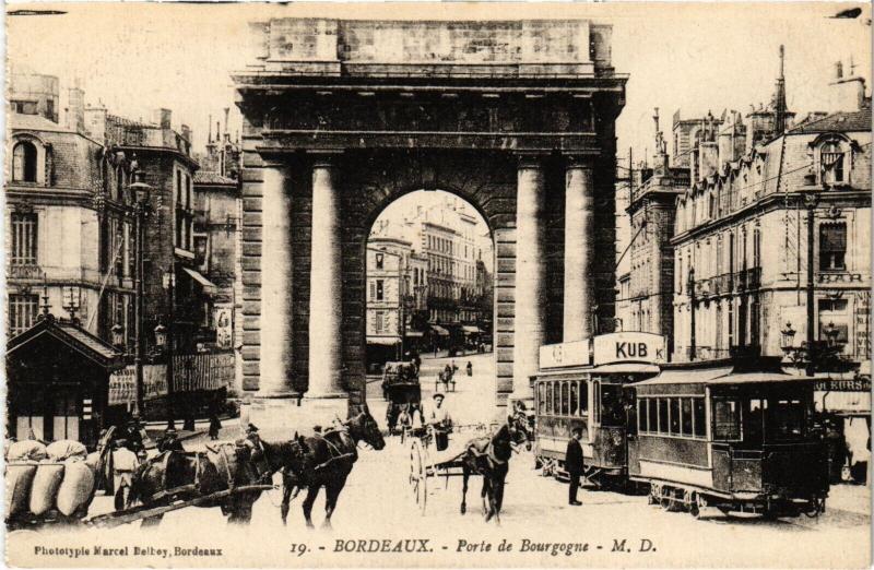 Carte postale ancienne Bordeaux Porte de Bourgogne à Bordeaux