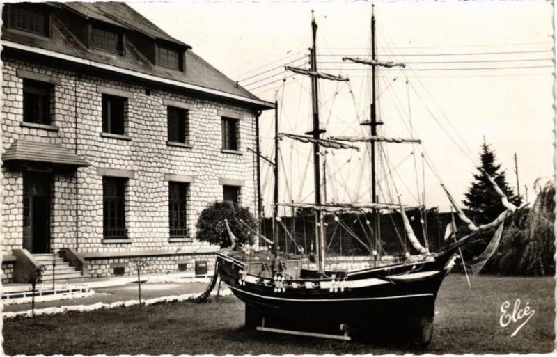 Carte postale ancienne Centre formaion Maritime Hourtin (Gironde)- Pelouse devant le Carré(229815) à Hourtin