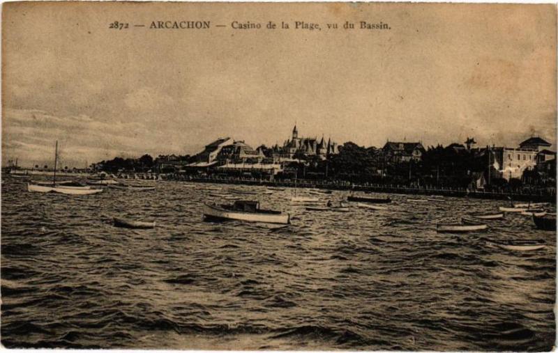 Carte postale ancienne Arcachon - Casino de la Plage vu du Bassin à Arcachon