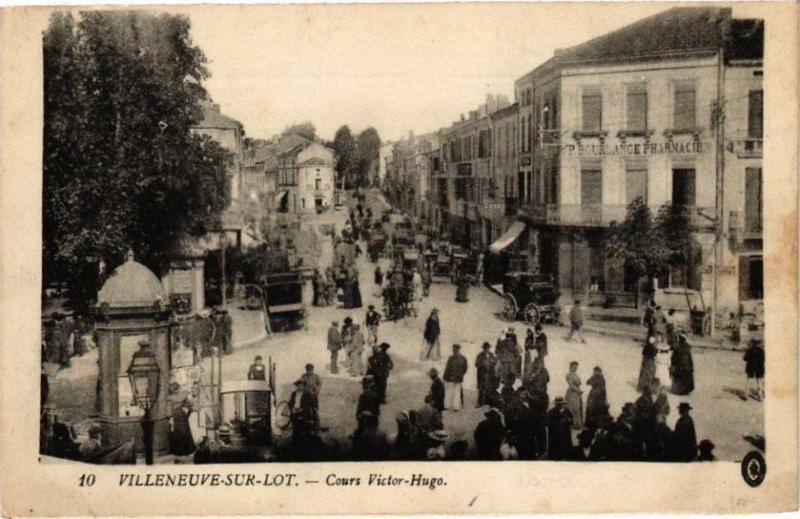Carte postale ancienne Villeneuve-sur-Lot-Cours Victor-Hugo à Cours