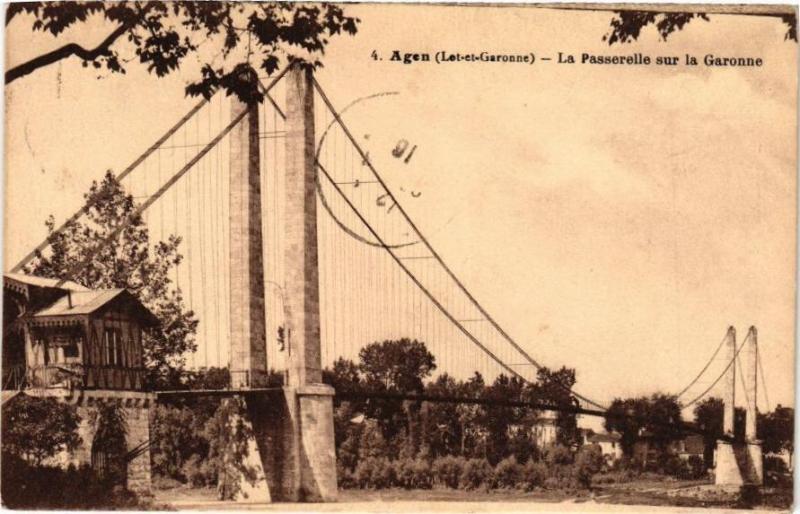 Carte postale ancienne Agen - La Passerelle sur la Garonne à Agen