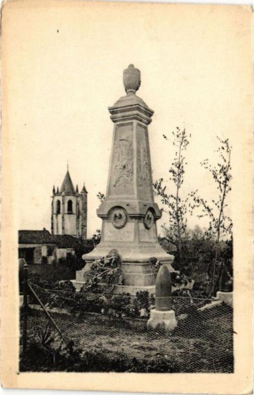 Carte postale ancienne Tour de Hautefage - Monument aux Morts