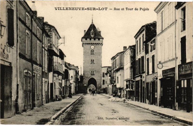 Carte postale ancienne Villeneuve-sur-Lot-Rue et Tour de Pujols à Pujols