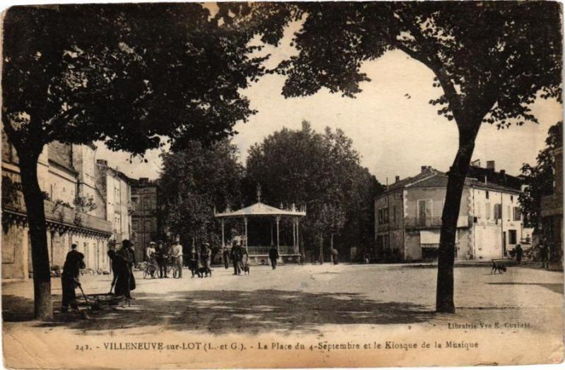 Carte postale ancienne Villeneuve-sur-Lot-La Place du 4 Septembre et le Kiosque à Villeneuve-sur-Lot