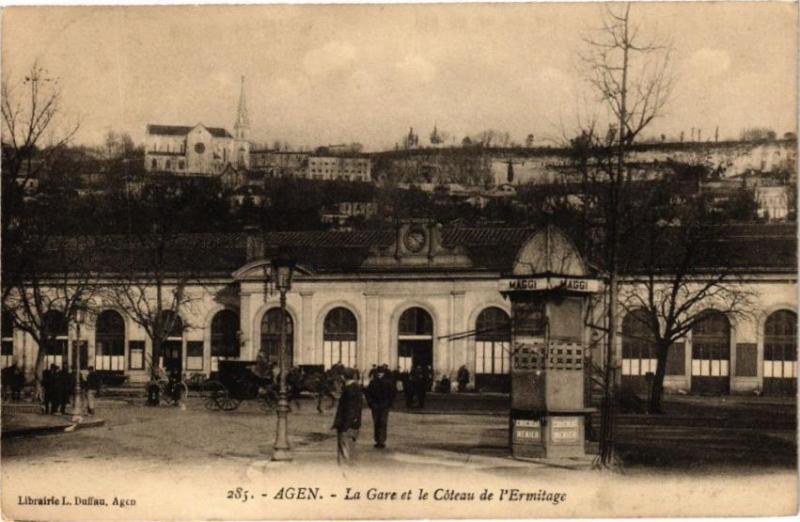 Carte postale ancienne Agen - La Gare et le Coteau de l'Ermitage à Agen
