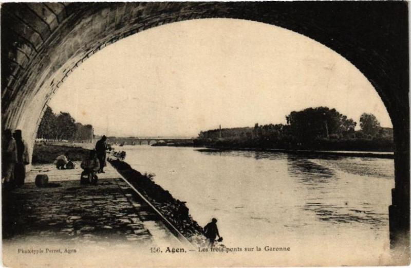 Carte postale ancienne Agen - Les trois ponts sur la Garonne à Agen
