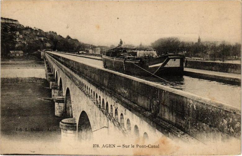 Carte postale ancienne Agen - Sur le Pont-Canal à Agen