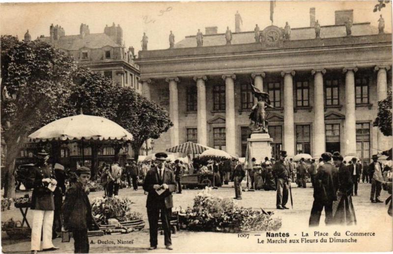 Carte postale ancienne Nantes - La Place du Commerce - Le Marché aux Fleurs du Dimanche à Nantes