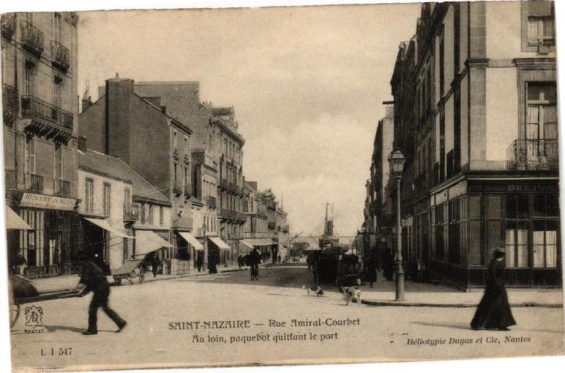 Carte postale ancienne Saint-Nazaire - Rue Amiral-Courbet - au loin paquebot quitfant à Saint-Nazaire