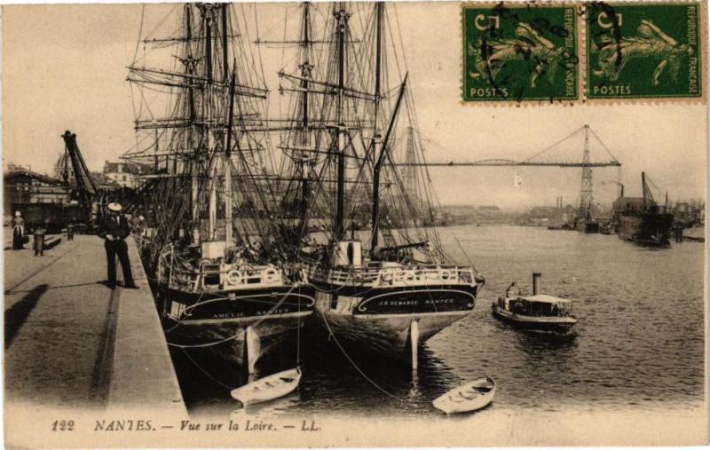 Carte postale ancienne Nantes - Vue sur la Loire à Nantes