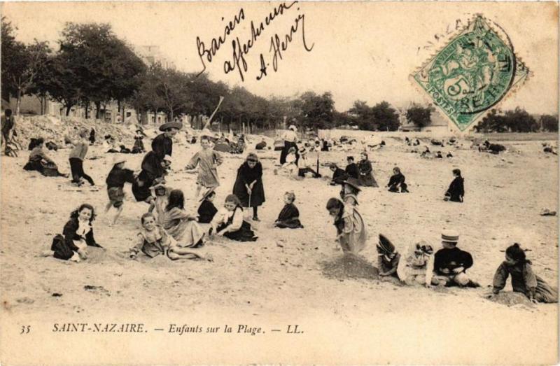 Carte postale ancienne Saint-Nazaire - Enfants sur la Plage à Saint-Nazaire