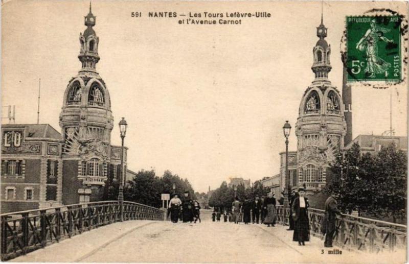 Carte postale ancienne Nantes - Les Tours Lefevre-Utile et l'Avenue Carnot à Nantes