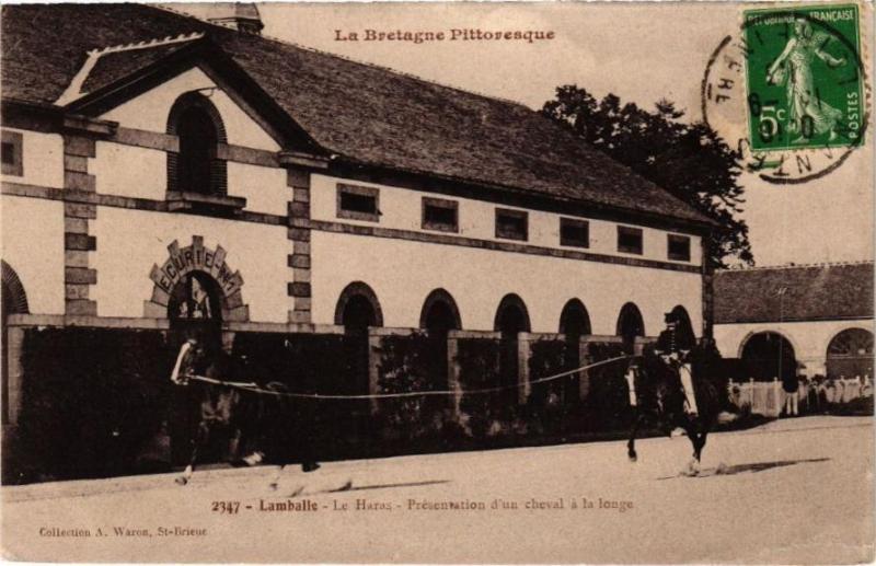 Carte postale ancienne Lamballe - Le Haras - PRESentation d'un cheval a la longe