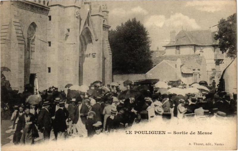 Carte postale ancienne Le Pouliguen - Sortie de Messe au Pouliguen