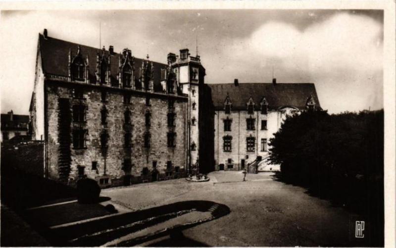 Carte postale ancienne Nantes - Le Chateau - Palais Ducal à Nantes
